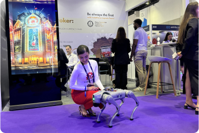 Gerai syarikat dan anjing-robot di EKSPO iFX Dubai 2025